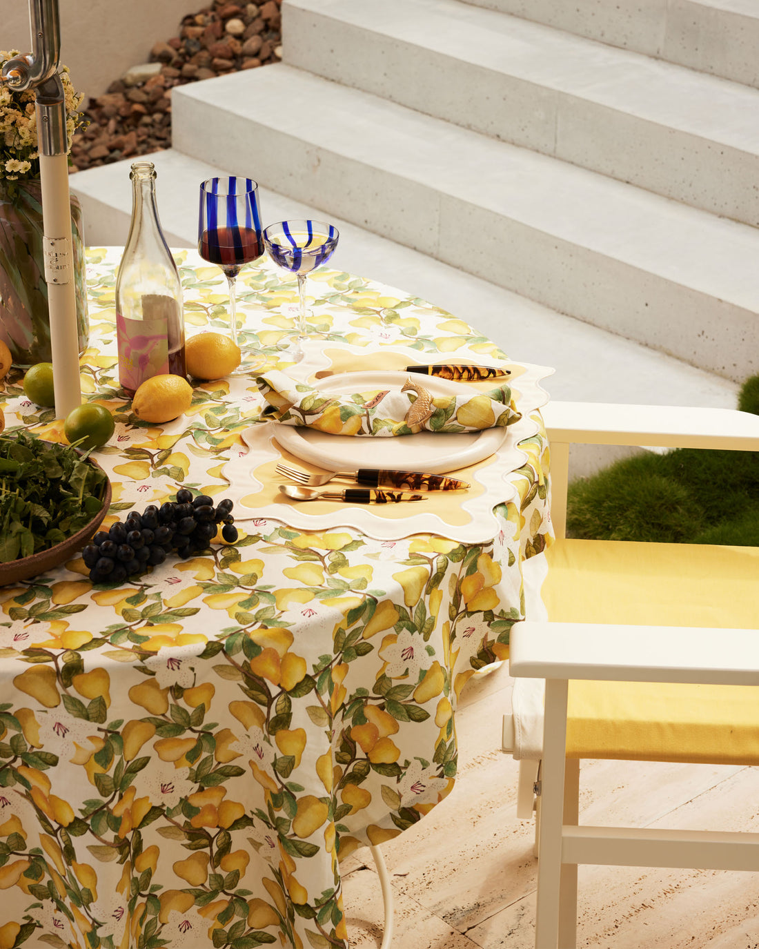 Summer Lily White Round Linen Tablecloth